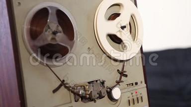 播放和倒带在旧的卷筒录音机，旧的卷筒到卷筒磁带甲板，磁带是扭曲的线圈上